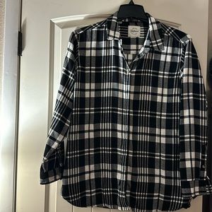 Ladies black and  white plaid  flannel with pockets on sides
